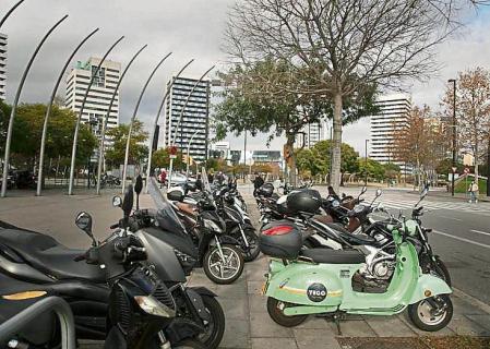 Barcelona-Motos compartidas que ya llegan a Hospitalet, ya llegan a todo el área metropolitana. Una moto en la plaza Europa- Foto Ana jiménez