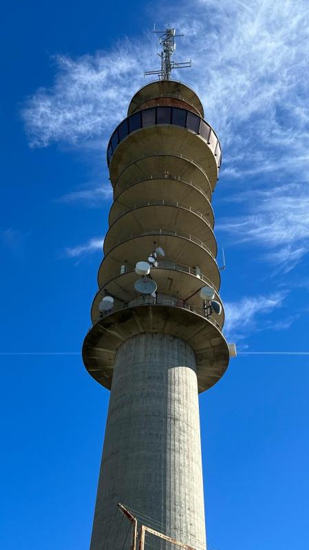 Parte superior de la torre de comunicaciones