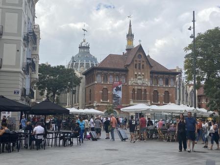 La peatonalizada plaza del Mercat Central de València, llena de turistas y paseantes.