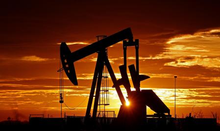 Una bomba petrolífera en funcionamiento al amanecer cerca de la población tejana de Midland, Estados Unidos, este martes. Los ministros de la alianza OPEP+ negocian un recorte de la producción de petróleo a partir de mayo y hasta al menos finales de julio, pero de momento no hay ningún acuerdo entre Arabia Saudí y Rusia, según las agencias rusas TASS y RIA Nóvosti