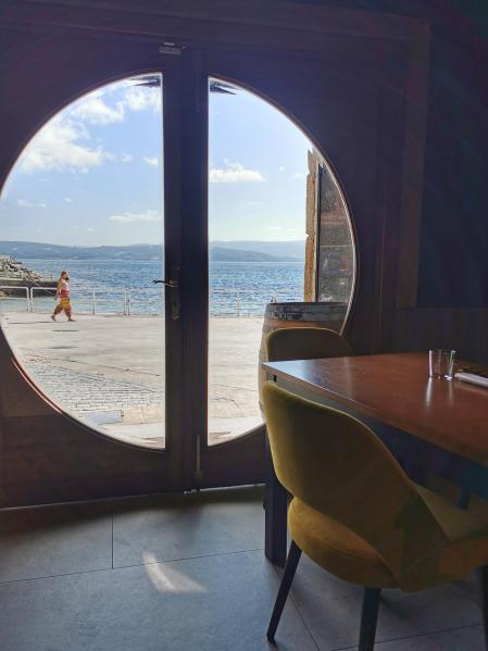 Vista desde el interior del restaurante Terra