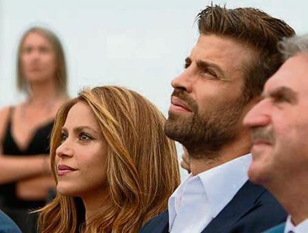 AME3841. NUEVA YORK (ESTADOS UNIDOS), 05/09/2019.- El presidente de la empresa Kosmos y jugador del FC Barcelona, Gerard Piqué (c); su pareja, la cantante colombiana Shakira (i), y el presidente de la Federación Internacional de Tenis, David Haggerty (d), participan en la presentación de las Finales de Madrid de la nueva apuesta por la Davis CUP Rakuten este jueves, en la terraza del edificio Sony, en Nueva York (EE.UU.). EFE/Miguel Rajmil