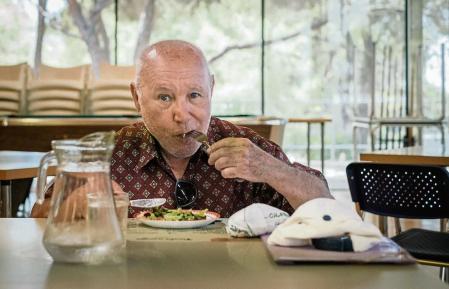 19072022 Tarragona, Comidas de personas mayores en compañía. Personas mayores que están solas y comen en compañía gracias a un plan municipal