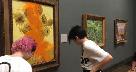 Las dos jóvenes, tras arrojar latas de sopa sobre el cuadro de Van Gogh