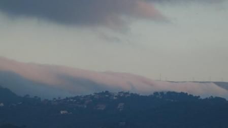 Lengua de niebla en el macizo del Garraf.