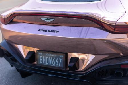 Un coche exhibe en su parte posterior la placa de matrícula digital&nbsp;