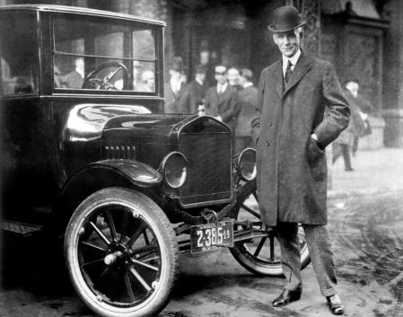 Henry Ford junto a un Ford T negro