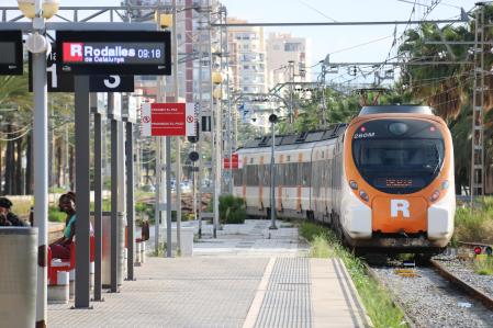 Un tren de Rodalies saliendo de la estación de Mataró en sentido Arenys de Mar