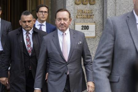 El actor Kevin Spacey saliendo del juzgado en octubre del 2022 en Nueva York, donde testificó que nunca intentó propasarse con el actor Anthony Rapp