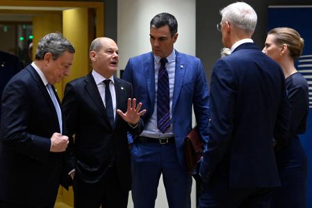 El canciller alemán, Olaf Scholz, rodeado por Mario Draghi y Pedro Sánchez, ayer en Bruselas