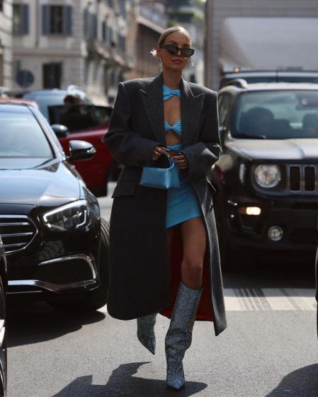 Leonie Hanne con sus botas 'glitter'