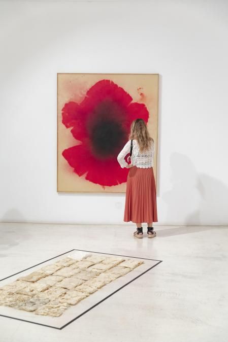 Un aspecto de la galería Joan Prats, con pinturas de José María Sicilia y Fernando Prats