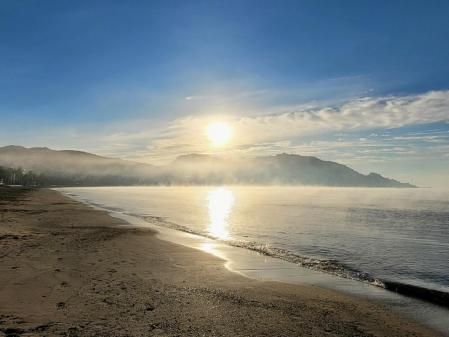 Humo ártico en la playa de Roses.