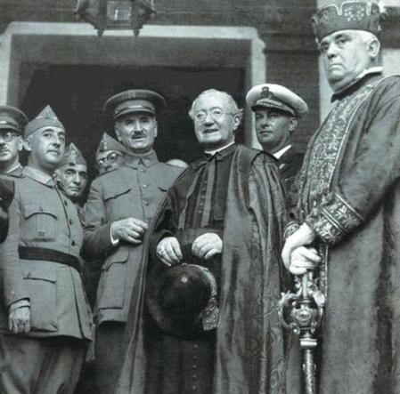 Franco (izq), Queipo de Llano (centro) y el Cardenal Illundáin en 1937 en el Ayuntamiento de Sevilla