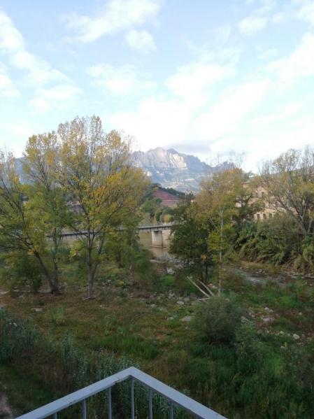 Montserrat desde la ventana en Castellbell i el Vilar.