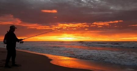 Pescando el candilazo en la playa de Gavà.