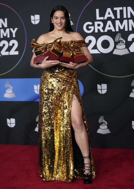 Rosalía brilla con sus cuatro galardones en la alfombra roja de los Grammy Latinos