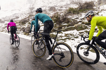 Los maillots de colores llamativos añaden un plus de seguridad a la ruta.