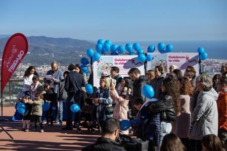 Familias que han pasado epor cáncer durante el embarazo y médicos de Vall d' Hebron se han reunido en un encuentro en el Tibidabo