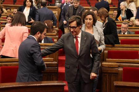 El líder del PSC, Salvador Illa, saluda al president del Govern, Pere Aragonès tras la reprobación del conseller de Interior, Joan Ignasi Elena