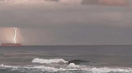 El momento en que un rayo impacta en un barco frente a la costa de Barcelona.
