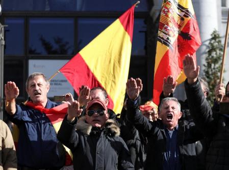 Far-right supporters perform the fascist salute during a gathering commemorating the anniversary of the deaths of Spain's late dictator Francisco Franco on this day in 1975 and of Jose Antonio Primo de Rivera on this day in 1936, founder of the right-wing group Falange Espanola, in Plaza de Oriente, in Madrid, Spain, November 20, 2022. REUTERS/Violeta Santos Moura