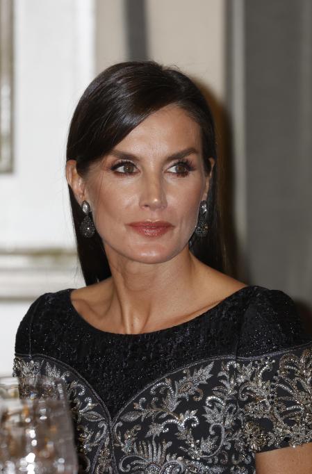 Detalle de look de belleza de la reina Letizia en los premios