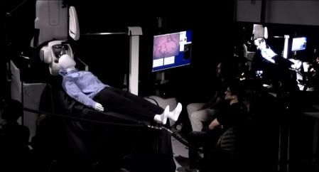 El robot de Neuralink hace una demostración de un implante con un maniquí