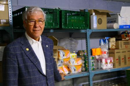 Enrique Martí Guadaño en la despensa de un comedor social.