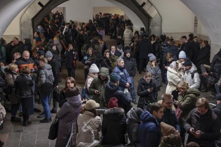 Habitantes de Kyiv, refugiados en el metro en la mañana de ayer durante un bombardeo ruso