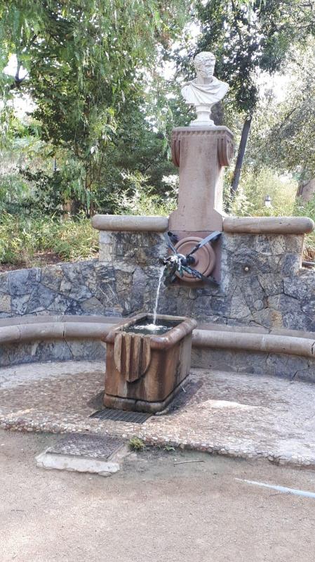 La fuente de Hércules de Gaudí.