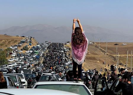 Imagen de archivo de una mujer sin velo, el pasado octubre, sobre un coche en una caravana de vehículos en dirección a Saqez, ciudad natal de Mahsa Amini
This UGC image posted on Twitter reportedly on October 26, 2022 shows an unveiled woman standing on top of a vehicle as thousands make their way towards Aichi cemetery in Saqez, Mahsa Amini's home town in the western Iranian province of Kurdistan, to mark 40 days since her death, defying heightened security measures as part of a bloody crackdown on women-led protests. - A wave of unrest has rocked Iran since 22-year-old Amini died on September 16 following her arrest by the morality police in Tehran for allegedly breaching the country's strict rules on hijab headscarves and modest clothing. (Photo by UGC / AFP) / AFP PICTURES OF THE YEAR 2022

=== RESTRICTED TO EDITORIAL USE - MANDATORY CREDIT 