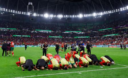 Soccer Football - FIFA World Cup Qatar 2022 - Round of 16 - Morocco v Spain - Education City Stadium, Al Rayyan, Qatar - December 6, 2022 Morocco players and coaching celebrate winning the penalty shootout as Morocco progress to the quarter finals REUTERS/Matthew Childs     TPX IMAGES OF THE DAY