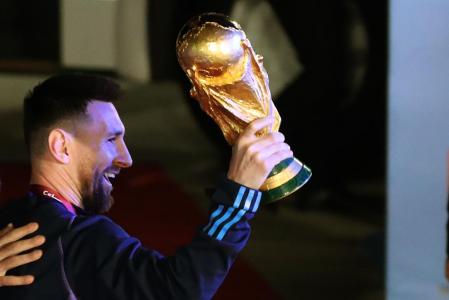 Messi con la copa del mundo en Buenos Aires