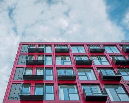 La alcadesa de Barcelona, Ada Colau y la cuarta tenienta de alcaldia, Laura Pérez visitan el segundo edificio de Allotjaments de Proximitat Provisional ( APROP ) donde los recibe una de sus primeras usuarias, Djamila Bensabeur, de Argelia. Foto: Joan Mateu Parra a Barcelona 21 de desembre de 2022.