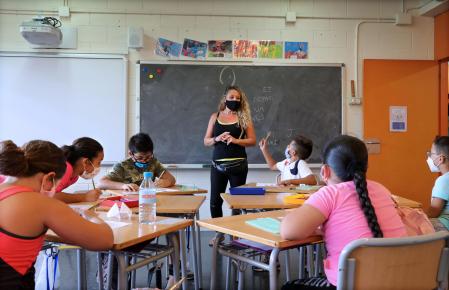 foto XAVIER CERVERA 17/09/2020 el Insitut Escola La Mina nacio de la fusion de un instituto y escuela en el 2016, es por tanto el sexto año. cuenta este curso con 601 alumnos. tienen desde tres a 16 años, despues FP. se encuentra en la rambla de la mina 36 ,sant adria de besos (prov barcelona) su directora es marta del campo en la imagen, niños de tercero de primaria, con su profesor de educacion fisica (gimnasio, patio, porxo) sergi tort, y su tutora y profesora (en el aula) vanesa cerdan ;solo seis de 18 alumnos por absentismo escolar (algunas familias d etnia gitana, gran mayoria en el centro educativo) no llevan -de momento- a sus hijos/as a clases por la pandemia coronavirus