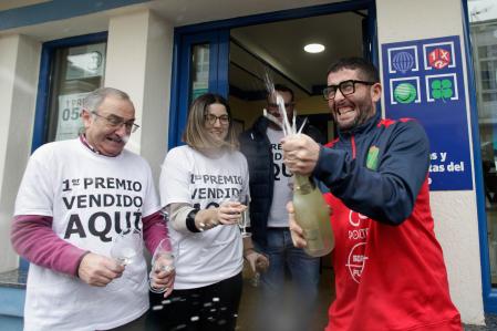Borja (1d), uno de los agraciados del 'Gordo' del Sorteo Extraordinario de la Lotería de Navidad correspondiente el número 5490, celebra su suerte en la administración situada en la Avenida de , a 22 de diciembre de 2022, en Fonsagrada, Lugo, Galicia (España). En esta ocasión, el sorteo cuenta con un total de 2.520 millones de euros en juego en premios, lo que supone 112 millones más que el año pasado. Este año, la emisión consta de 180 series, ocho más que en años anteriores, de 100.000 números cada una. Dicha emisión asciende a los 3.600 millones de euros, de los que se reparten un 70 por ciento en premios
22 DICIEMBRE 2022;NAVIDAD;SORTEO;LOTERIA;GORDO;MILLONES;EUROS;SUERTE;DECIMOS;PREMIADOS
Carlos Castro / Europa Press
22/12/2022