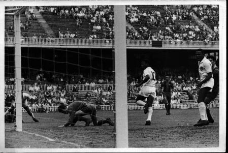 F.C. BARCELONA. PRIMER GOL BRASILEÑO PELE#@#PELÉ  (1940- ) - EDSON ARANTES DOS NASCIMENTO