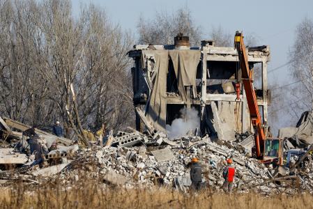 Los trabajadores retiran los escombros de un edificio destruido que supuestamente era una escuela vocacional utilizada como alojamiento temporal para los soldados rusos, 63 de los cuales murieron en un ataque con misiles ucranianos, como declaró el día anterior el Ministerio de Defensa de Rusia, en el curso del conflicto Rusia-Ucrania en Makiivka