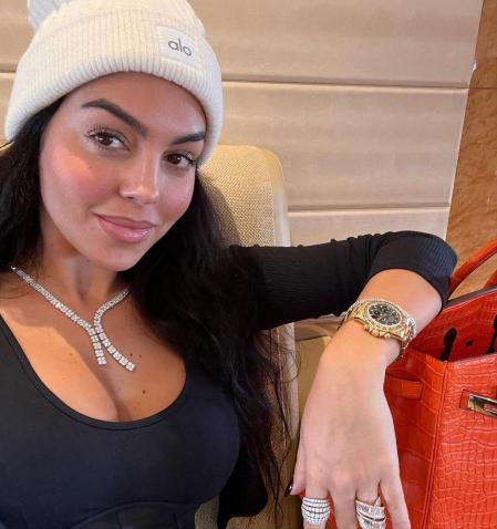 Georgina Rodríguez con el collar de diamantes y un gorro en el avión