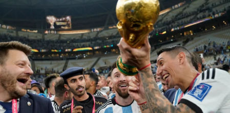 Di María le muestra a Messi la Copa fake.