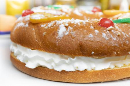 Roscón de reyes relleno de nata