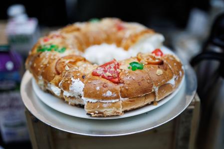 Un roscón de Reyes durante la presentación de la programación cultural y de ocio diseñada por el Ayuntamiento, en el Palacio de Cibeles, a 12 de diciembre de 2022, en Madrid (España). Bajo el lema ‘Tu Navidad está en Madrid’ el Ayuntamiento de Madrid, a través del Área de Cultura, Turismo y Deporte, ha felicitado las fiestas navideñas con una imagen diseñada por el ilustrador Francesco Bongiorni. Bajo el mismo lema ha presentado la agenda cultural y de ocio para disfrutar de las fiestas en la capital.
12 DICIEMBRE 2022;ALEMEIDA;PROGRAMACIÓN;PROGRAMACIÓN CULTURAL;NAVIDAD;MADRID;FIESTAS NAVIDEÑAS
Alejandro Martínez Vélez / Europa Press
12/12/2022