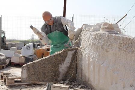 Toni Battllori trabajando en su escultura MALIP