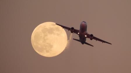 El transporte aéreo es uno de los más rápidos y seguros, pero también uno de los más contaminantes.