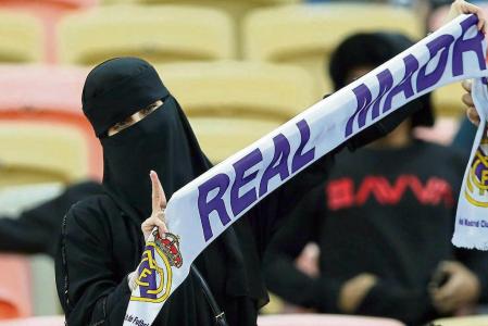 ARABIA SAUDÍ FÚTBOL SUPERCOPA ESPAÑA: GRAF912. YEDA (ARABIA SAUDÍ), 12/01/2020.- Una aficionada del Real Madrid anima a su equipo momentos antes de la final de la Supercopa de España que disputarán este domingo el Real Madrid y el Atlético de Madrid en el estadio King Abdullah Sports Center de Yeda, en Arabia Saudí. EFE/ Ali Alqarni SAUDI ARABIA SOOCER SPANISH SUPER CUP:Jeddah (Saudi Arabia), 08/01/2020.- Supporter of Real Madrid CF cheer prior the Spanish Super cup final match between Atletico Madrid FC and Real Madrid CF at King Abdullah Sport City Stadium, Jeddah, Saudi Arabia, 12 January 2020. (Arabia Saudita) EFE/EPA/ALI ALQARNI