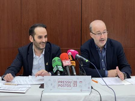 El alcalde de Alzira, Diego Gómez, junto al concejal de Hacienda, durante la presentación de los presupuestos de 2023
