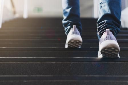 Subir escaleras de manera habitual reduce el riesgo de cáncer y de infarto