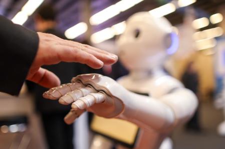 Un robot en un stand de una feria tecnológica