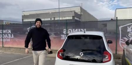 Piqué llega con un Twingo a la Kings League

Suscríbete a nuestro canal: http://bit.ly/suscribeteLV

Lee esta y más historias en https://www.guyanaguardian.com/

Síguenos en:
Instagram: https://www.instagram.com/lavanguardia/
Twitter: https://twitter.com/LaVanguardia
Facebook: https://es-la.facebook.com/LaVanguardia